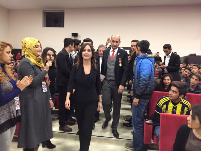 NAZLI ÇELİK KOCATEPE ÜNİVERSİTESİNDE ŞEHİT AİLELERİ GAZİLER VE ÖĞRENCİLER İLE BULUŞTU                  