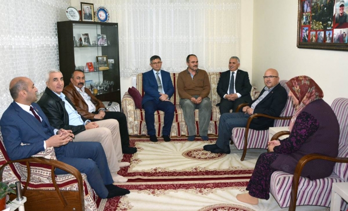İL PROTOKOLÜ VE BAŞKAN KUMARTAŞLI ŞEHİT AİLEMİZE MİSAFİR OLDU.                  