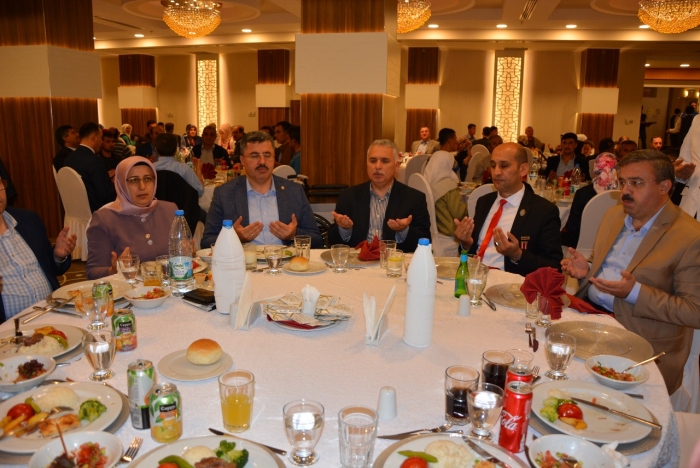 VALİ AZİZ YILDIRIM ŞEHİT YAKINLARI VE GAZİLERİMİZİ İFTARDA MİSAFİR ETTİ                  