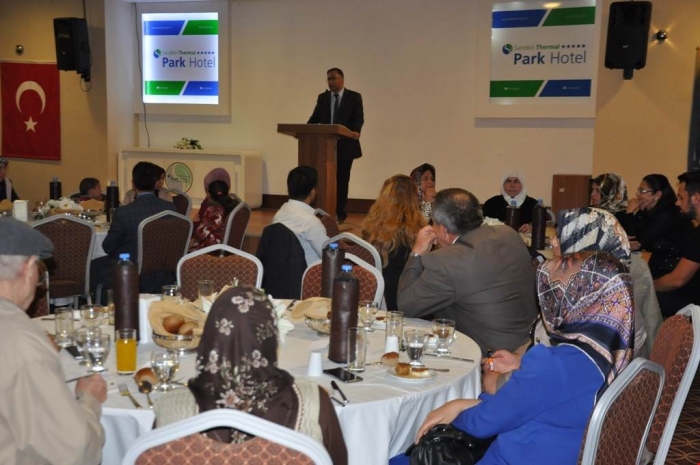 SANDIKLI KAYMAKAMI KÖKSAL ŞAKALAR ŞEHİT YAKINLARI VE GAZİLERİMİZ İLE İFTARDA BULUŞTU                  