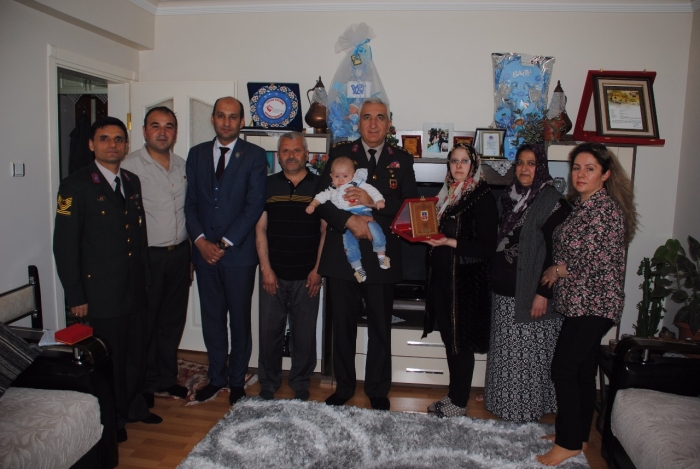 İL JANDARMA KOMUTANI J.KD.ALB.ORHAN SIRMA VE KUMARTAŞLI ŞEHİT AİLEMİZİ ZİYARET ETTİ.                  