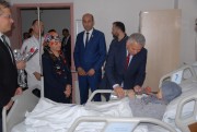 VALİ AZİZ YILDIRIM VE BAŞKAN KUMARTAŞLI DEVLET HASTANESİNDE HASTA ZİYARETİNDE BULUNDU.