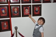 BABASINA SEVGİSİNİ FOTOĞRAFLARINI ÖPEREK GÖSTERİYOR