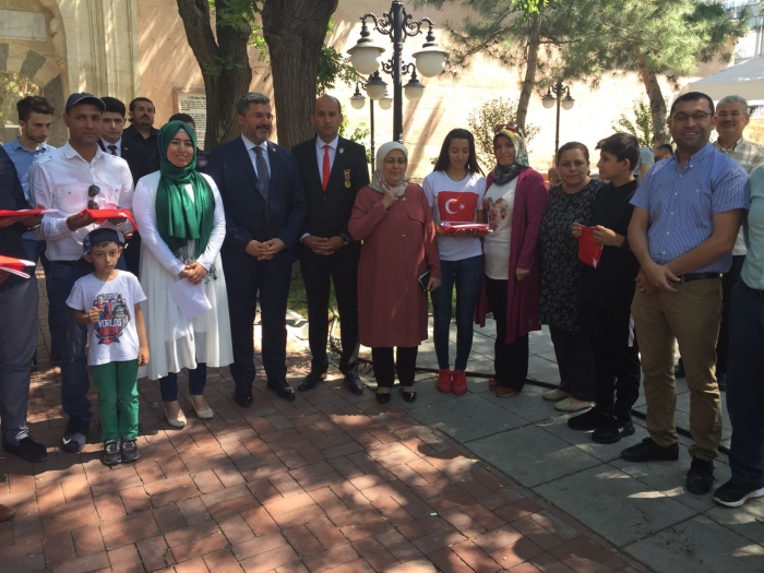 ŞEHİT AİLELERİNDEN CUMHURBAŞKANINA BAYRAK GÖNDERİLDİ                  