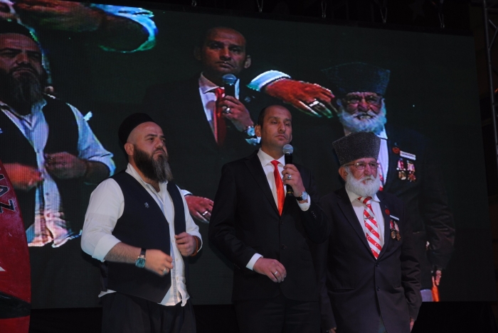BAŞKAN KUMARTAŞLI GAZİLER İLE BİRLİKTE 15 TEMMUZ GECESİ KONUŞMA YAPTI                  