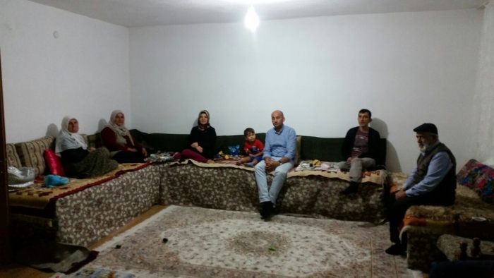 BAŞKAN KUMARTAŞLI ŞEHİT J.ER OĞUZ AKDAĞ’IN AİLESİNİ ZİYARET ETTİ.                  