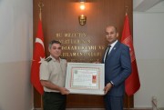 ŞEHİT AİLELERİ VE GAZİLERDEN KOMUTAN’A ANLAMLI VEDA