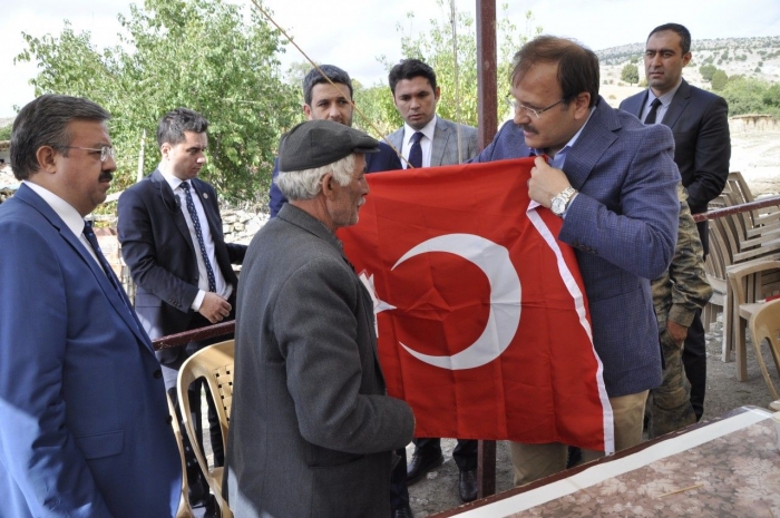 BAŞBAKAN YARDIMCISI HAKAN ÇAVUŞOĞLU, AFYONKARAHİSAR’IN BOLVADİN İLÇESİNDEKİ ŞEHİT AİLESİNİ ZİYARET ETTİ.                  