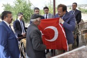 BAŞBAKAN YARDIMCISI HAKAN ÇAVUŞOĞLU, AFYONKARAHİSAR’IN BOLVADİN İLÇESİNDEKİ ŞEHİT AİLESİNİ ZİYARET ETTİ.