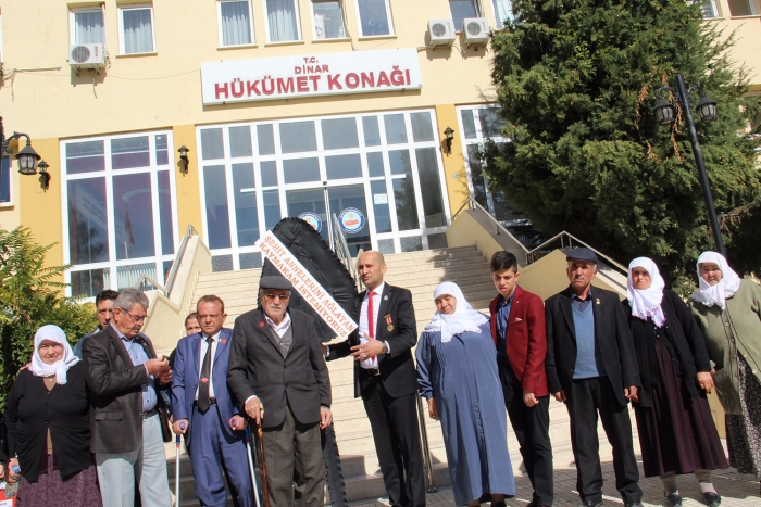 ŞEHİT AİLELERİNDEN DİNAR KAYMAKAMIN'A BÜYÜK TEPKİ!                  
