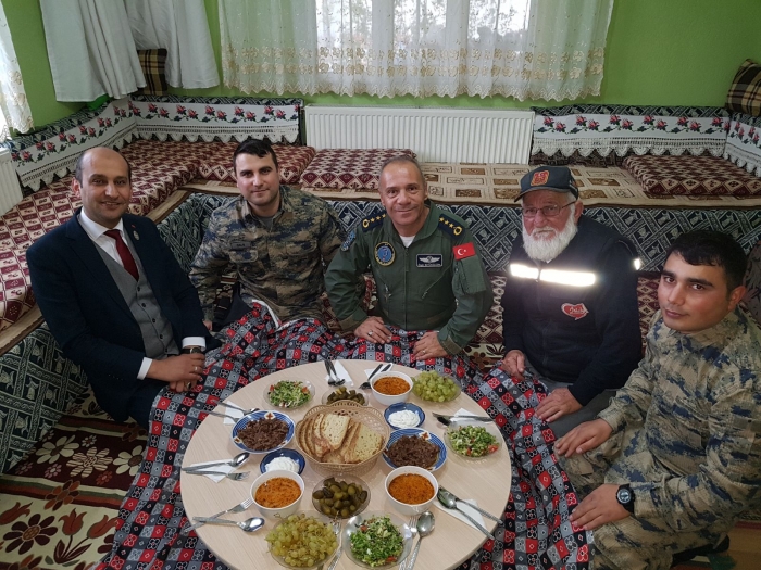 AFYON HV. MYD. KOM. HV. SS. ALB. ÖZGÜR BÜYÜKÖZTÜRK GAZİ TAHSİN DEDEYİ ZİYARET ETTİ.                  