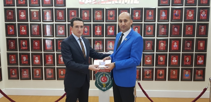 AİLE İL MÜDÜR VEKİLİ ZEKAİ İNAN BAŞKAN KUMARTAŞLI’YA YENİ KİMLİK KARTINI TAKDİM ETTİ.                  