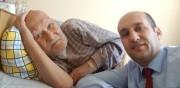 BAŞKAN KUMARTAŞLI 95 YAŞINDAKİ KAZIM ÇAKIR ŞEHİT BABAMIZI ZİYARET ETTİ 