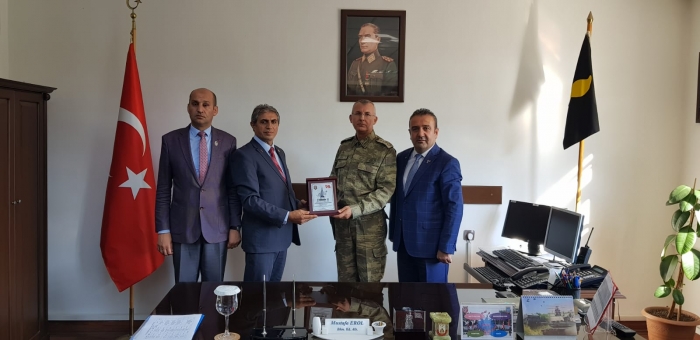 ŞEHİT AİLELERİMİZDEN KIŞLA KOMUTANI BKM.ALB.MUSTAFA EROL’A ZİYARET                  