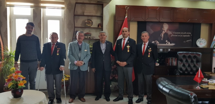 BAŞKAN KUMARTAŞLI VE ŞEHİT AİLELERİ GAZİLERDEN EVCİLER BELEDİYE BAŞKANI ÖZER’E ZİYARET                  