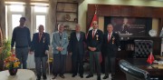 BAŞKAN KUMARTAŞLI VE ŞEHİT AİLELERİ GAZİLERDEN EVCİLER BELEDİYE BAŞKANI ÖZER’E ZİYARET