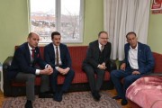 VALİ MUSTAFA TUTULMAZ VE BAŞKAN KUMARTAŞLI YARALI ASKER YAŞAR SEZİYİ EVİNDE ZİYARET ETTİ