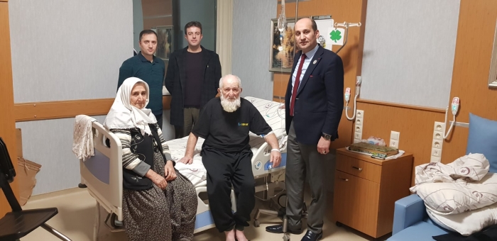 BAŞKAN KUMARTAŞLI VE GAZİLERDEN GAZİ TAHSİN DEDEMİZE ZİYARET.....                  