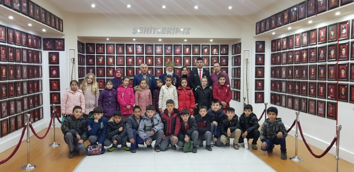 NURETTİN KARAMAN İLKOKULU ÖĞRENCİLERİ BAŞKAN KUMARTAŞLI VE KIBRIS GAZİSİ TAHSİN KOÇ İLE DERNEĞİMİZDE BULUŞTU.                  