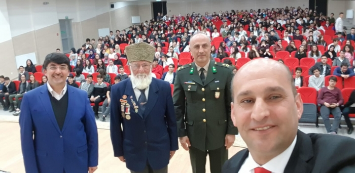 KAMİL MİRAS ANADOLU LİSESİ ÖĞRENCİLERİ BAŞKAN KUMARTAŞLI VE KIBRIS GAZİSİ TAHSİN KOÇ İLE BULUŞTU.                  