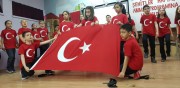 ŞEHİT ÖMER HALİS DEMİR İLKOKULU ÖĞRENCİLERİNİN DÜZENLEDİĞİ ŞEHİTLERİ ANMA PROGRAMINA  BAŞKAN KUMARTAŞLI VE KIBRIS GAZİSİ TAHSİN KOÇ KATILDI.