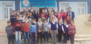 SARLIK KÖYÜ ORTAOKULUNDA BAŞKAN KUMARTAŞLI VE KIBRIS GAZİSİ TAHSİN KOÇ ÖĞRENCİLER İLE BULUŞTU.